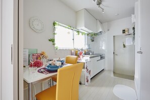 Studio (2) | Essbereich im Zimmer