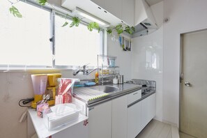 Estudio (2) | Cocineta privada | Refrigerador, microondas, parrilla de estufa y tetera eléctrica 