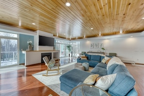 TV, fireplace - Secluded modern home with jetted tub, fireplaces & beautiful views (Bethel)