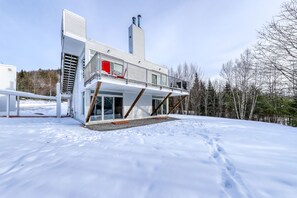 Exterior - Secluded modern home with jetted tub, fireplaces & beautiful views (Bethel)