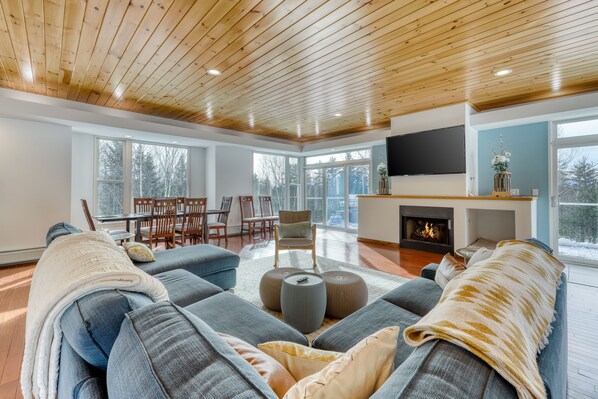 TV, fireplace - Secluded modern home with jetted tub, fireplaces & beautiful views (Bethel)