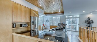 Secluded modern home with jetted tub, fireplaces & beautiful views