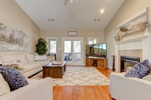 Smart TV, fireplace, DVD player, books