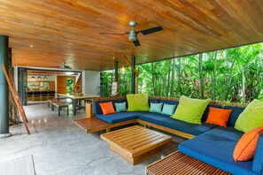 屋外ダイニングエリア