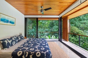 4 室のベッドルーム、セーフティボックス (室内)、デスク、WiFi