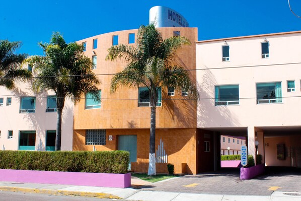 Vista frontal de la propiedad