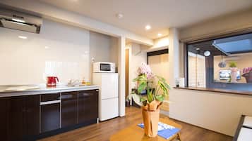 Refrigerador, microondas, parrilla de estufa y tetera eléctrica