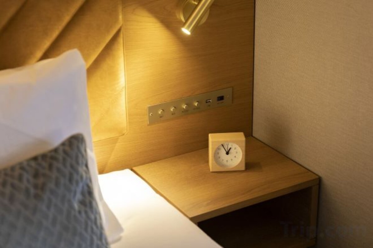 In-room safe, desk, WiFi (free), bed sheets