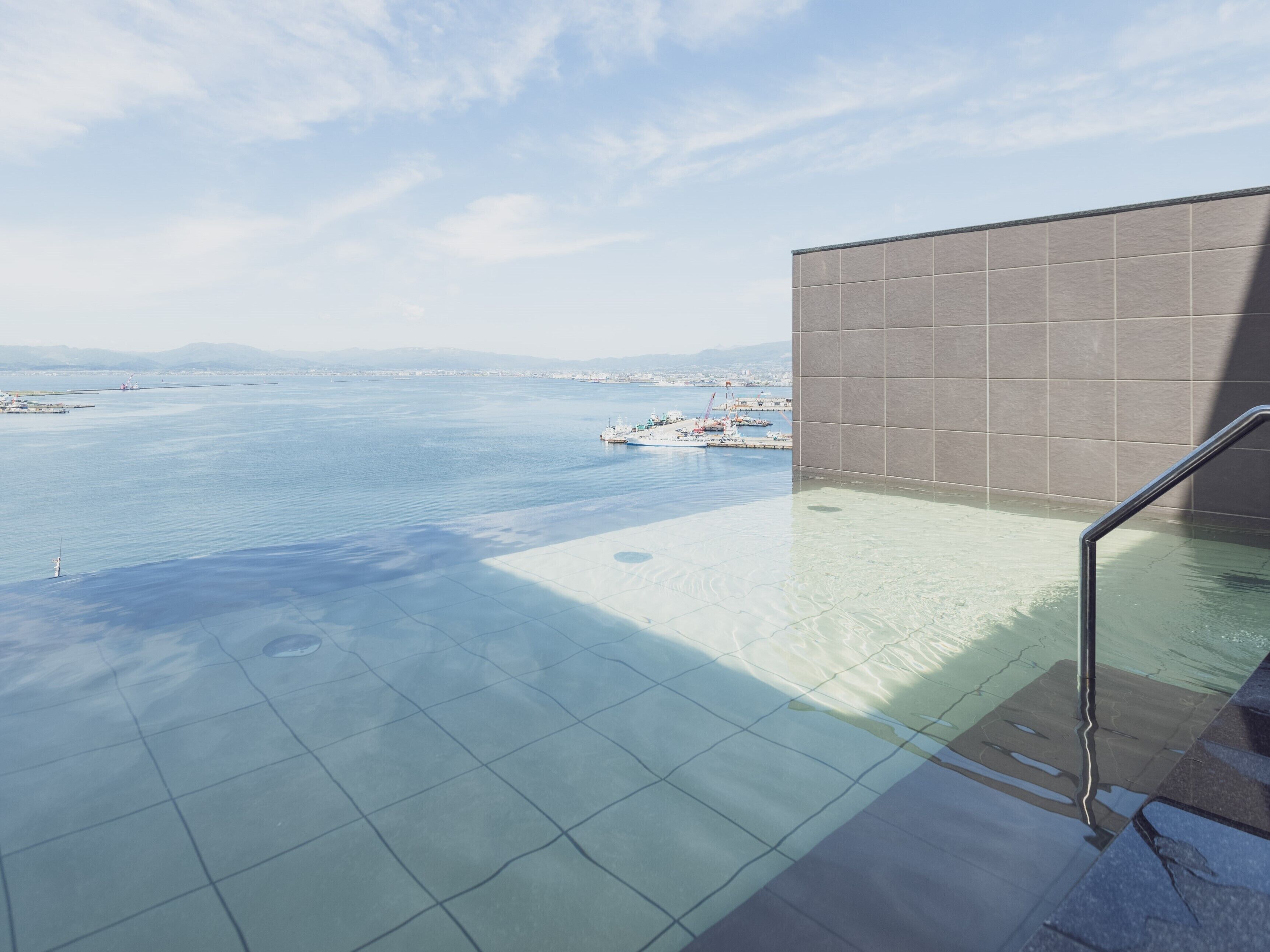 Combined shower/bathtub, free toiletries, hair dryer, bathrobes