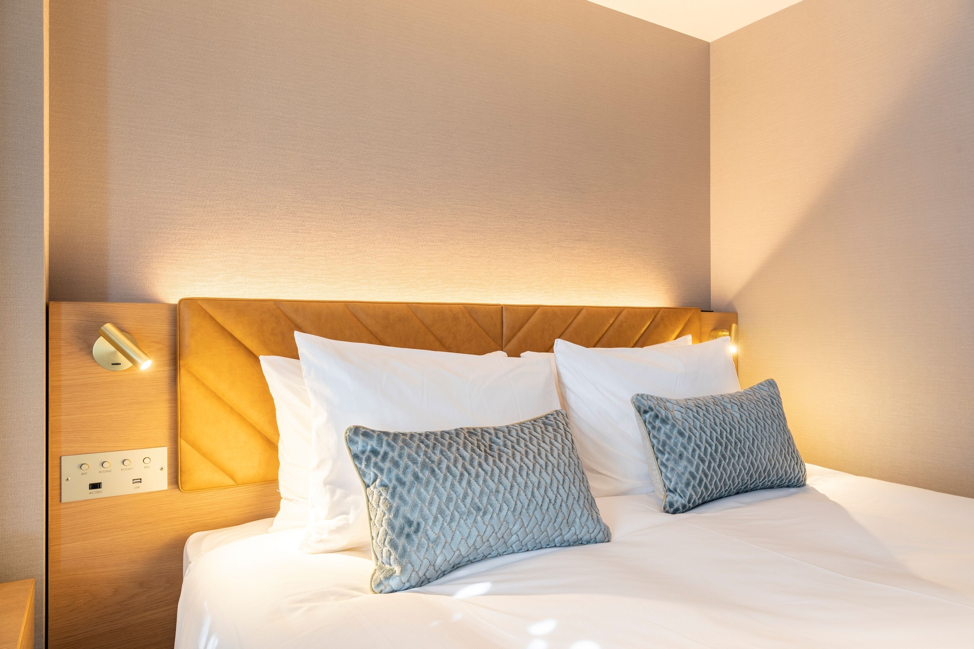 セーフティボックス (室内)、デスク、WiFi (無料)、ベッドシーツ