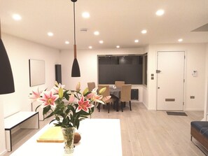 Five Bedroom House | Living area | Plasma TV - Water View House (London)