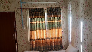 Standard Room | In-room safe, desk, soundproofing, WiFi (free) - Travelers Hostel (Kathmandu)