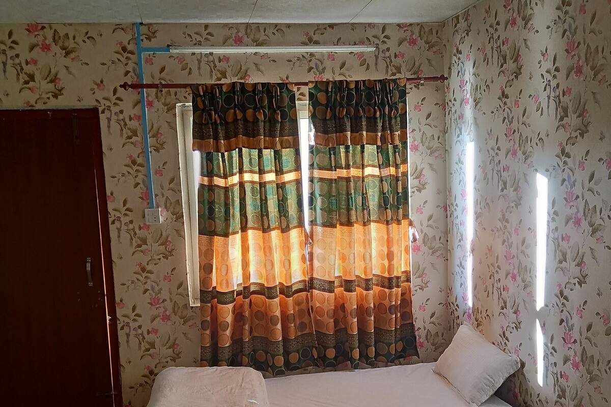 Standard Room | In-room safe, desk, soundproofing, WiFi (free)