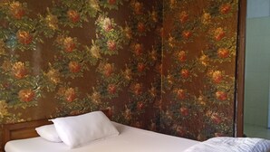 Economy Room | In-room safe, desk, soundproofing, WiFi (free) - Travelers Hostel (Kathmandu)