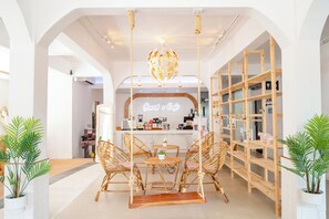 Coin salon dans le hall