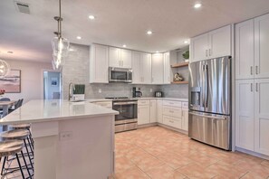 Fridge, microwave, stovetop, dishwasher - Beach House w/ Pool: 3 Mi to Anna Maria Island! (Bradenton)