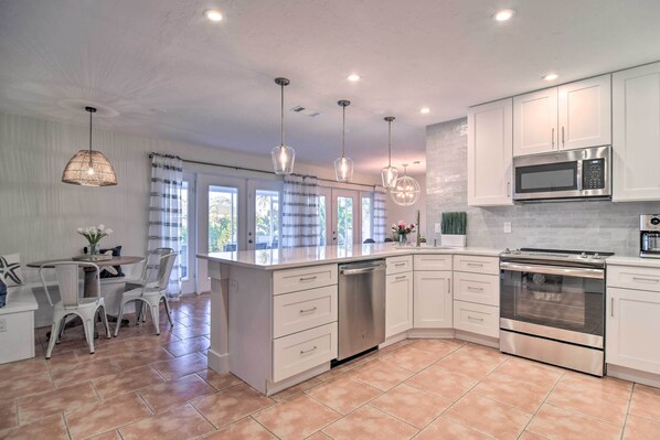 Fridge, microwave, stovetop, dishwasher - Beach House w/ Pool: 3 Mi to Anna Maria Island! (Bradenton)