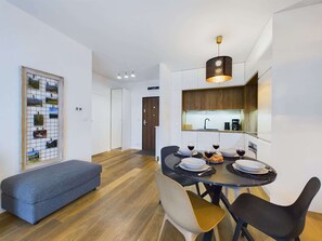 Dining - Modern apartment in Krakow | Parking | Close to the train station (Kraków)