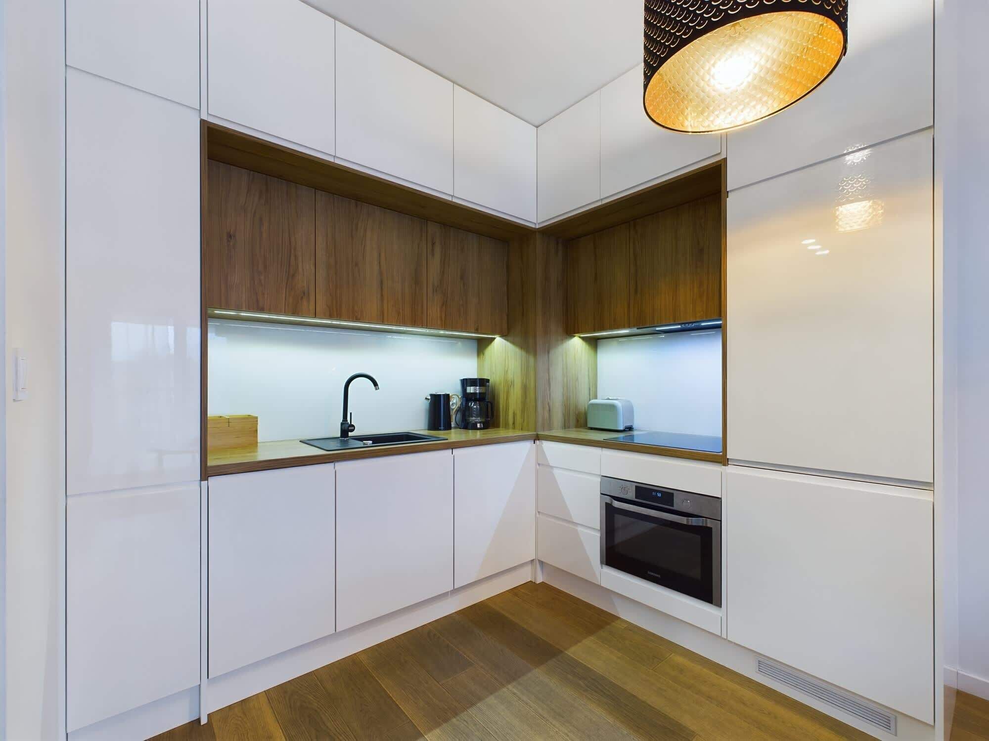 冷蔵庫、オーブン、コンロ、食器洗い機