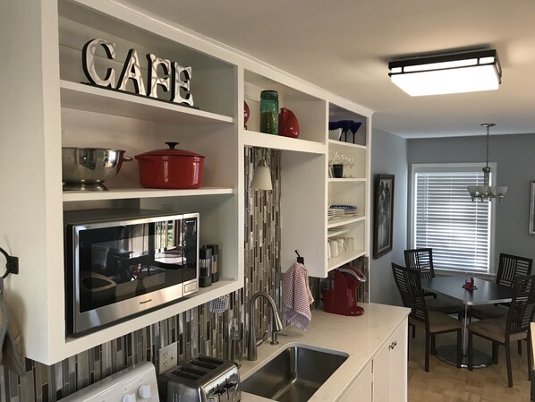 Kühlschrank, Mikrowelle, Ofen, Herdplatte