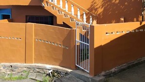 Um edifício de dois andares com uma escadaria que dá acesso ao andar superior.