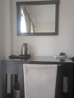 Muebles diferentes, escritorio y wifi gratis