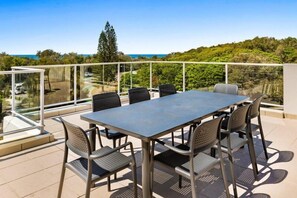 Outdoor dining - 4 Bedroom Luxury Beach House - with Private Pool Rooftop Spa (Sunshine Coast)