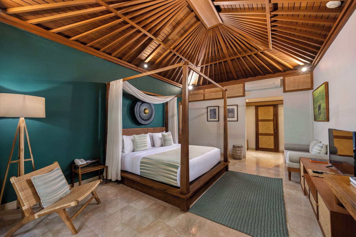 Minibar, caja de seguridad en la habitación y escritorio