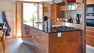 Een koelkast, een magnetron, een oven, een vaatwasser