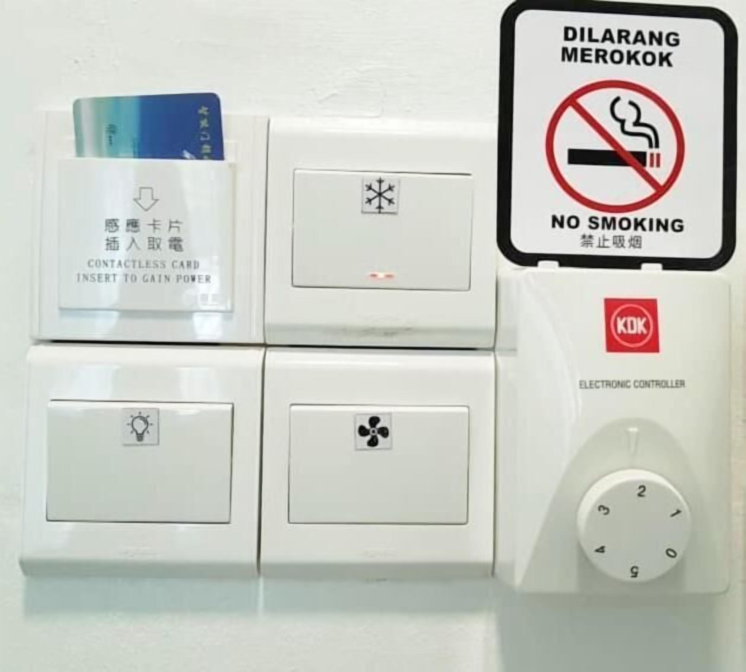 Leitor de cartão sem contato, placa de proibido fumar e controlador eletrônico.