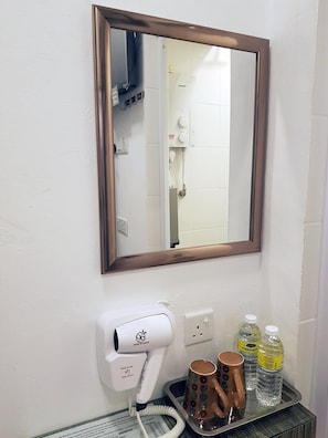 Dusche, Haartrockner, Hausschuhe, Bidet