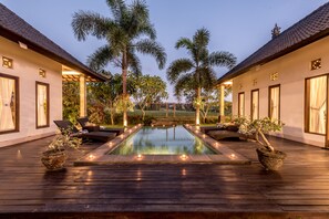Outdoor pool, pool loungers - Villa Kubu Agung (Ubud)