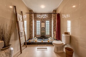Comfort Apartment (4) | Bathroom | Shower, free toiletries, hair dryer, towels