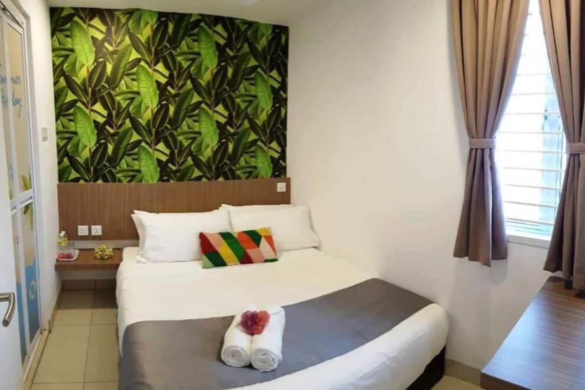 Habitación Deluxe (Queen) | Escritorio, insonorización, tabla de planchar con plancha y wifi gratis