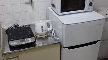 201 | Private kitchenette | Fridge, microwave, cookware/dishes/utensils