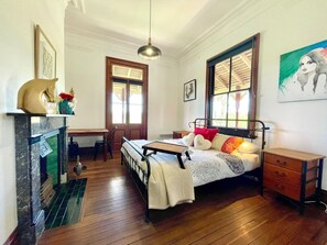 6 bedrooms, memory foam beds, iron/ironing board, free WiFi - Linden Lodge - Historic 1870's Lodge, 6 Bedrooms, Large Groups, Pizza Oven, BBQ, Pets, Views (Linden)