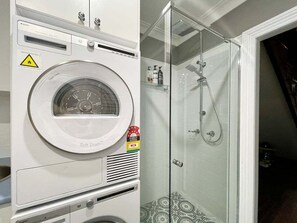 Dusche, Haartrockner, Handtücher, Seife