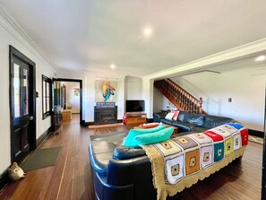 Smart-TV, Kamin, Netflix, Streaming-Dienste
