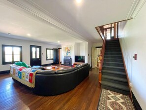 Interior - Linden Lodge - Historic 1870's Lodge, 6 Bedrooms, Large Groups, Pizza Oven, BBQ, Pets, Views (Linden)