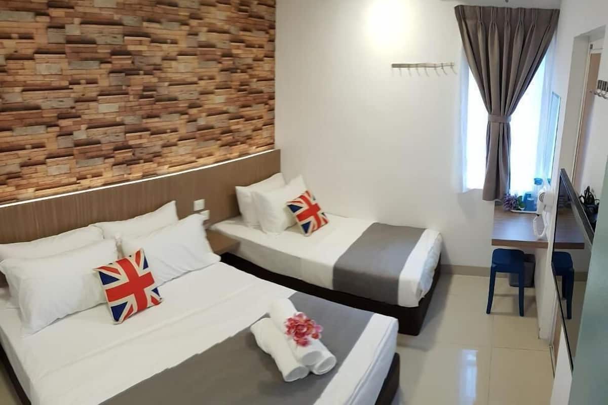 Deluxe Triple Room | Meja, kalis bunyi, seterika/papan seterika, Wi-fi percuma