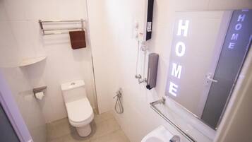 Bruser, hårtørrer, bidet, håndklæder