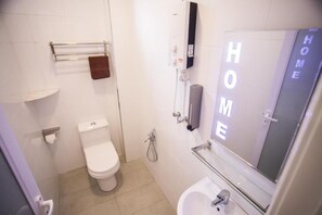 Buồng tắm vòi sen, máy sấy tóc, chậu vệ sinh/vòi rửa, khăn tắm 