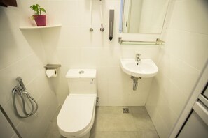 Kamar Quadruple Premium | Kamar mandi | Shower, pengering rambut, kloset, dan handuk