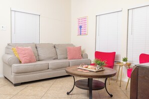 Smart TV, books - Downtown Home Walk to Riverwalk (San Antonio)