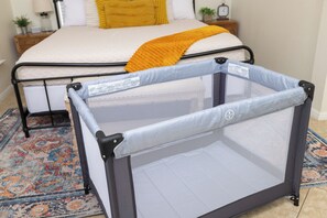 2 bedrooms, iron/ironing board, travel cot, WiFi - Downtown Home Walk to Riverwalk (San Antonio)