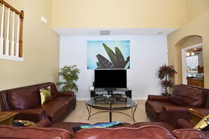 Familievilla, 6 soverom, privat basseng | Oppholdsrom | Flatskjerm-TV, DVD-spiller og leker