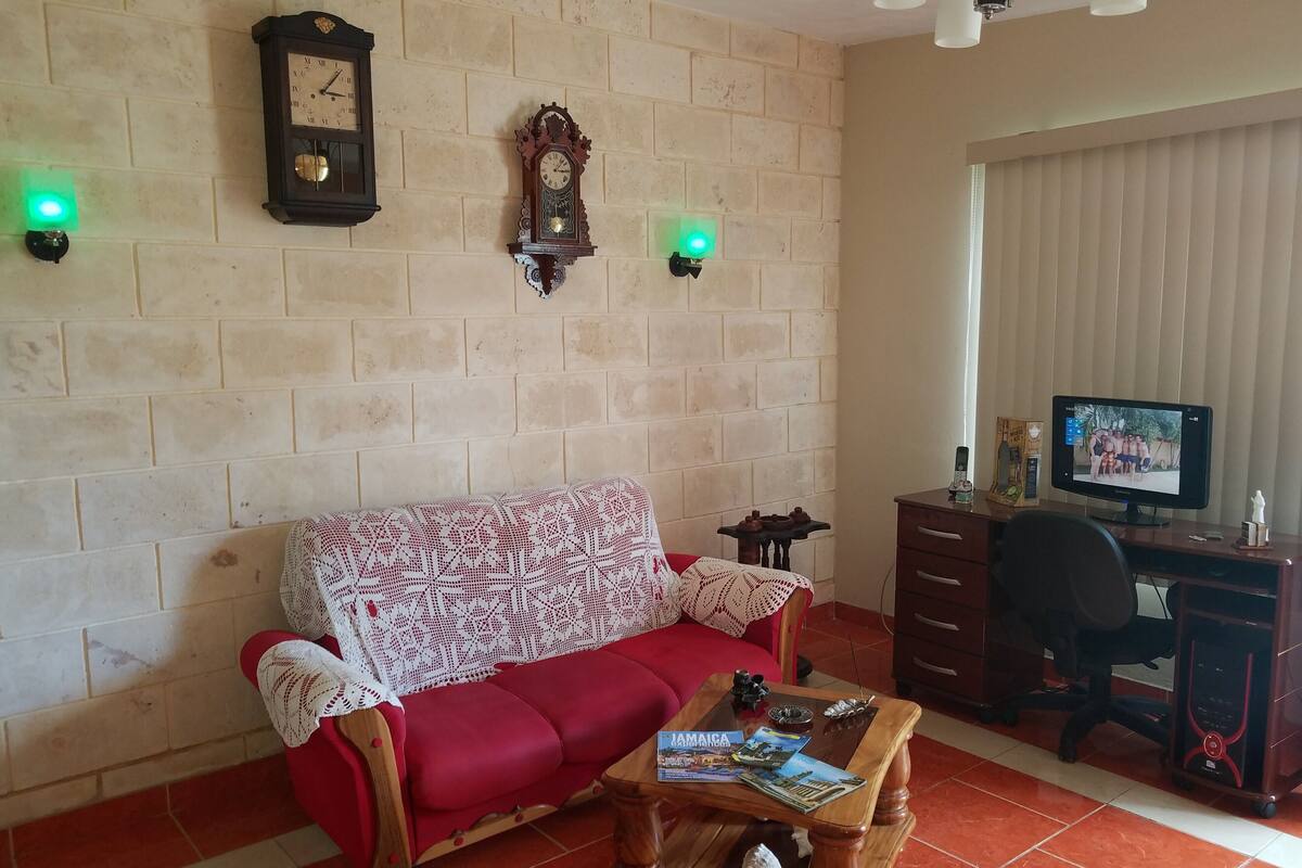 Exclusieve eenpersoonskamer | Een minibar, een kluis op de kamer, individueel gedecoreerd