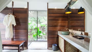 Suite Tent | Kamar mandi | Shower, perlengkapan mandi gratis, jubah mandi, dan sandal