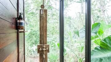 Deluxe Tent | Bathroom shower