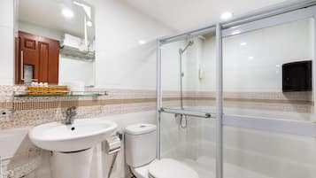 Quarto família | Banheiro | Chuveiro, chuveiro com efeito de chuva, produtos de toalete grátis